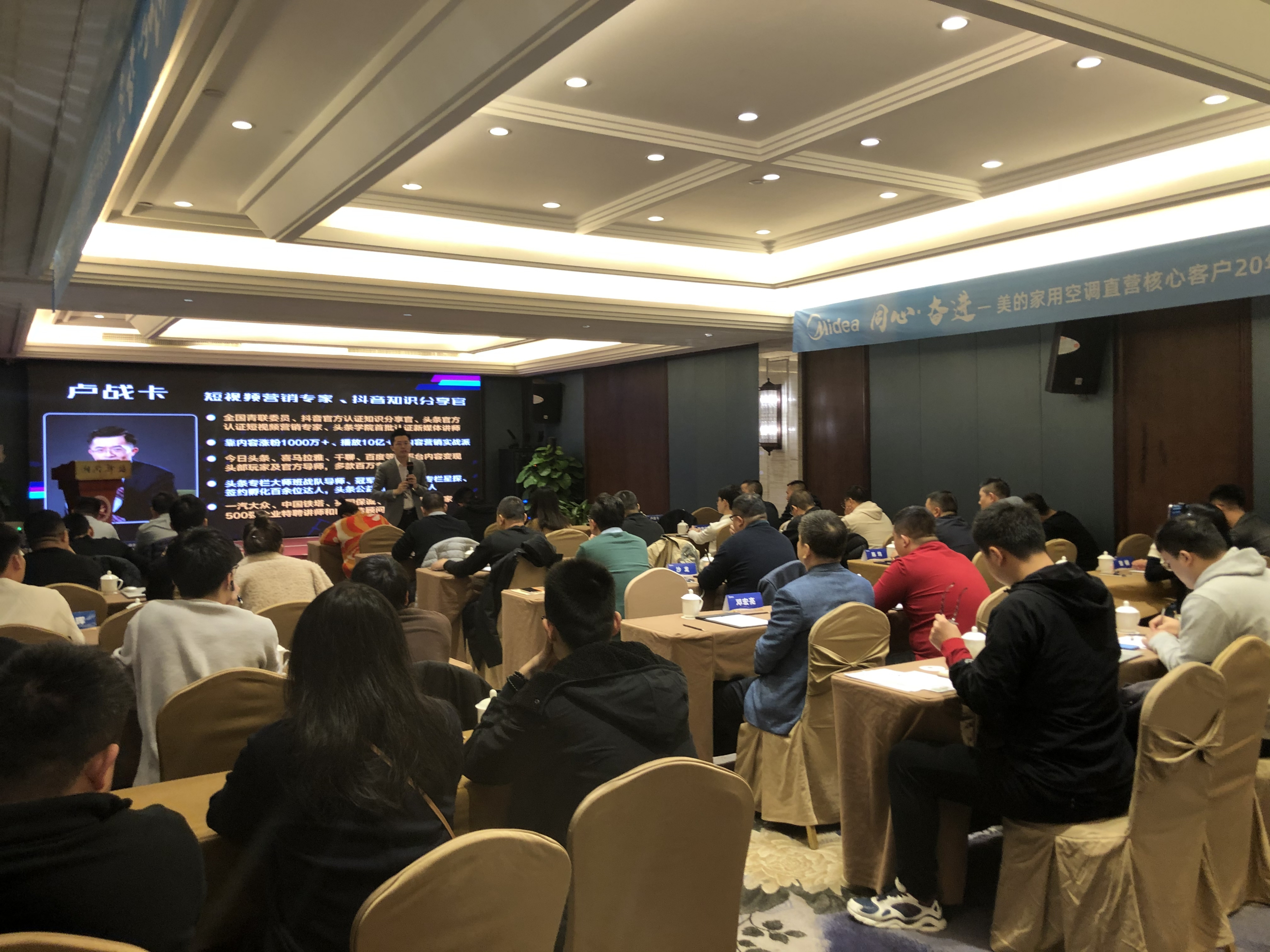 包含今晨欧联焦点战，犹他爵士主帅复盘，话题不断，赛程密集仍需轮换的词条